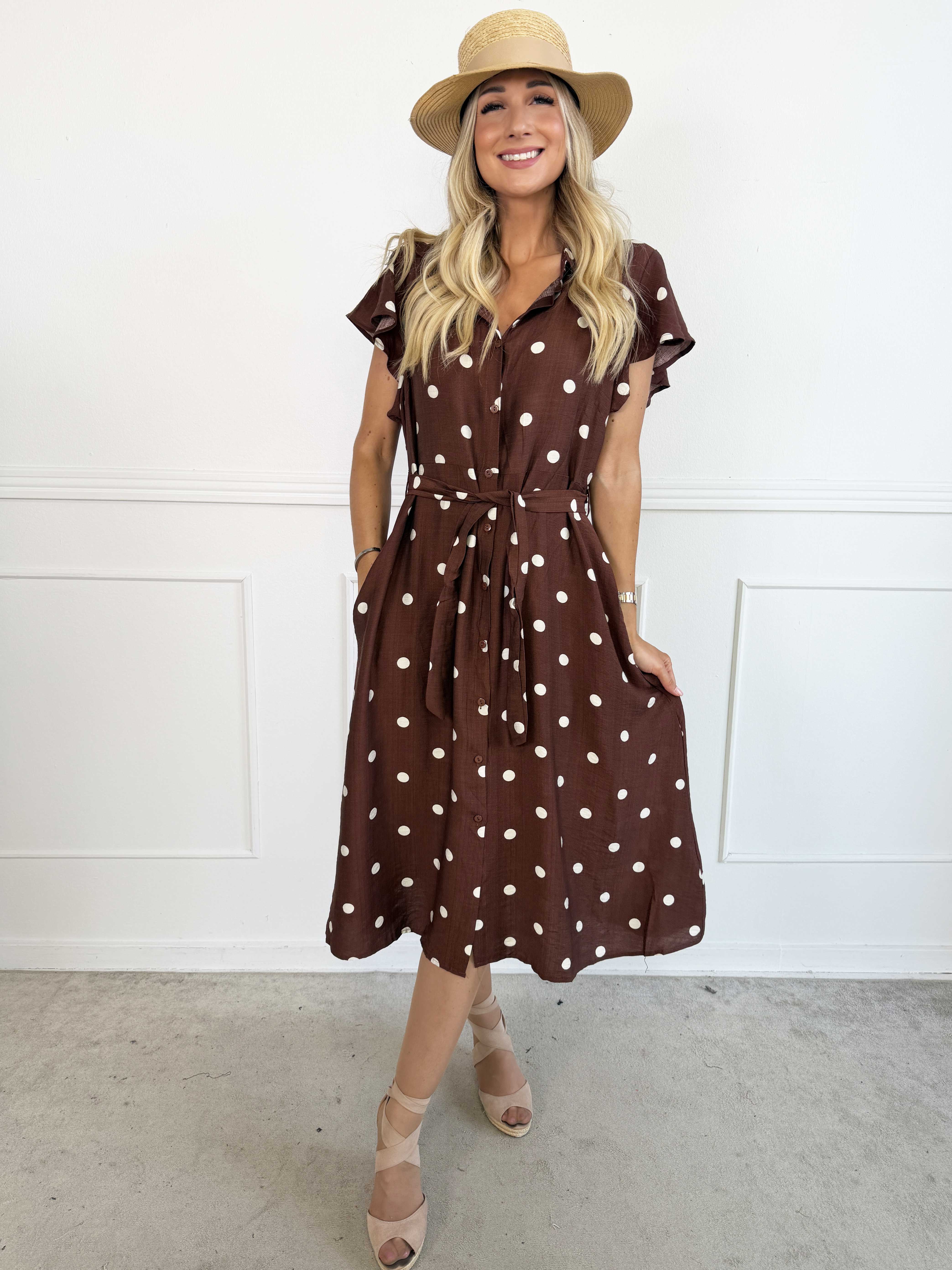 Tuva - Skjortekjole i viskose med flæseærmer og hvide prikker